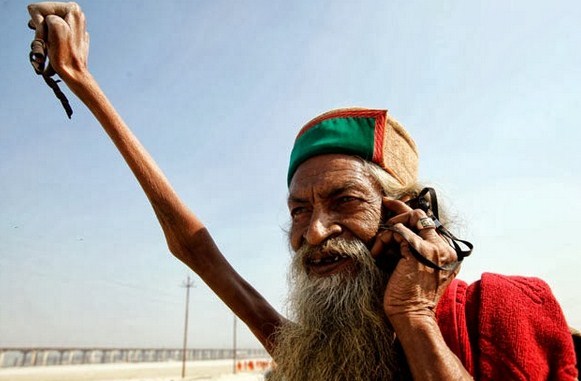 Sadhu Amar Bharati has proven by raising his arm for 40 years and more that you cannot defy gravity, even if your intentions are good. His arm is now suspended like the trunk of a tree, his nervous system in the right arm has withered along with his muscles, skin and bone